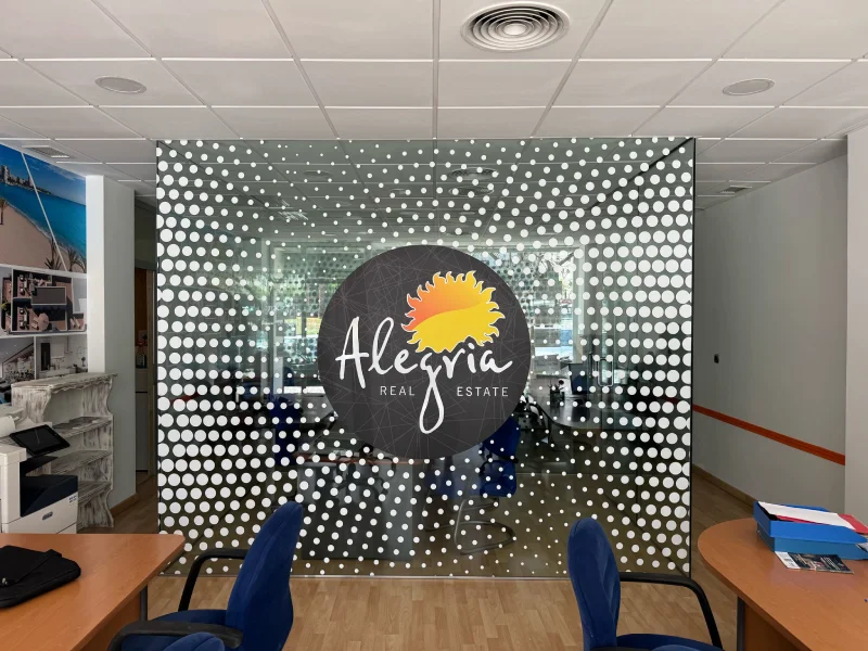 Vinilo impreso sobre cristal para oficina de Alegría Real Estate