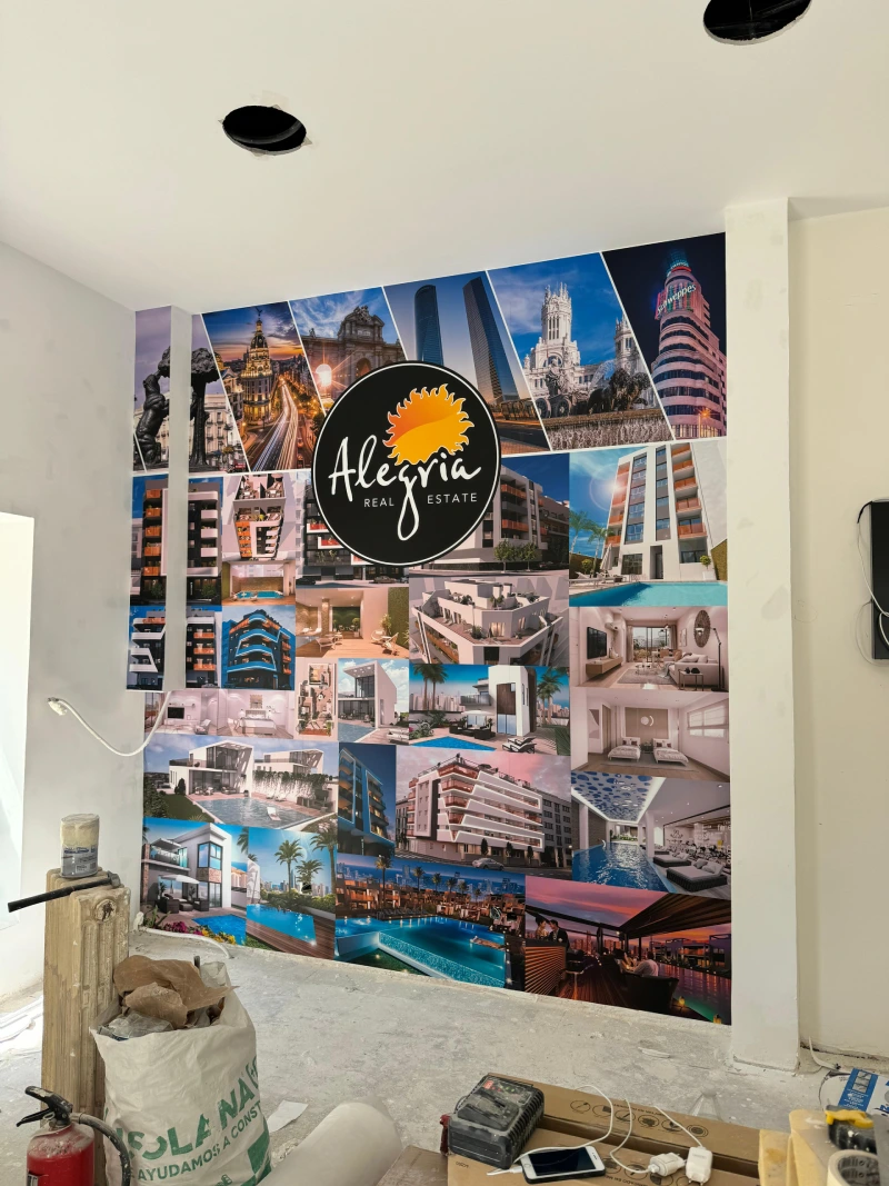 Mural de vinilo de gran formato en obra de Alegría Real Estate